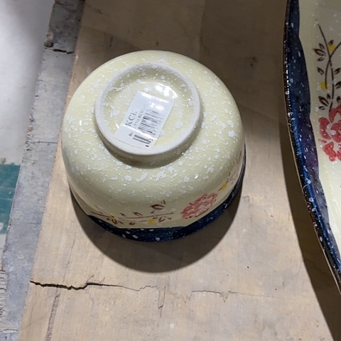 微瑕，不能明火。口径11高5.5，8个小碗