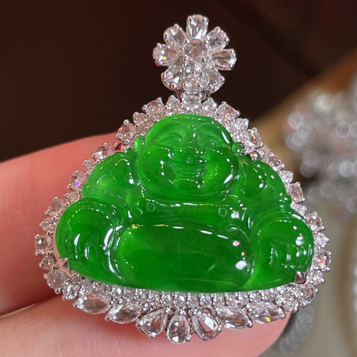 18k金镶嵌天然缅甸翡翠A货高冰冰种正阳绿辣绿佛公吊坠