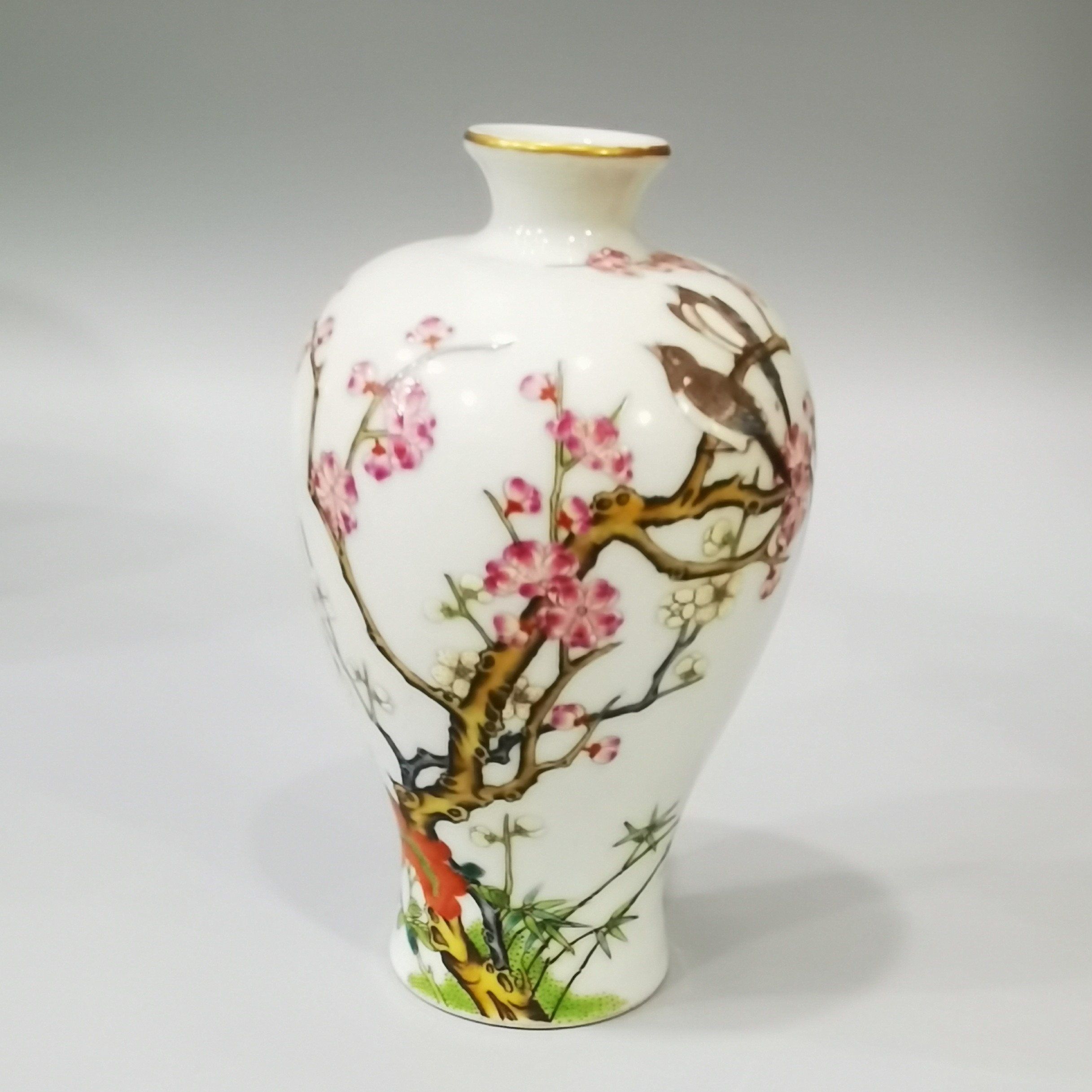 粉彩喜鹊登梅小梅瓶