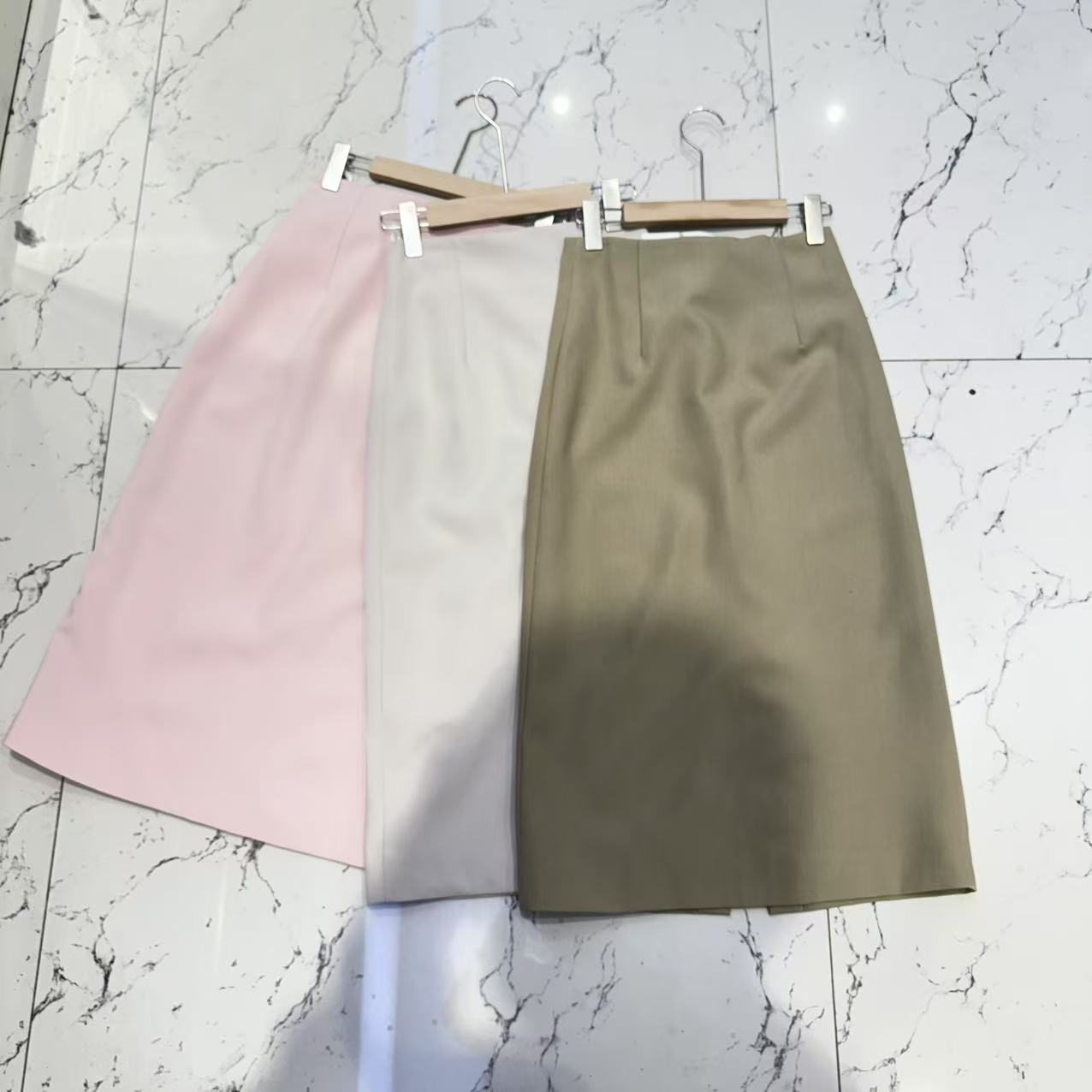 6831-三色后开叉半身裙