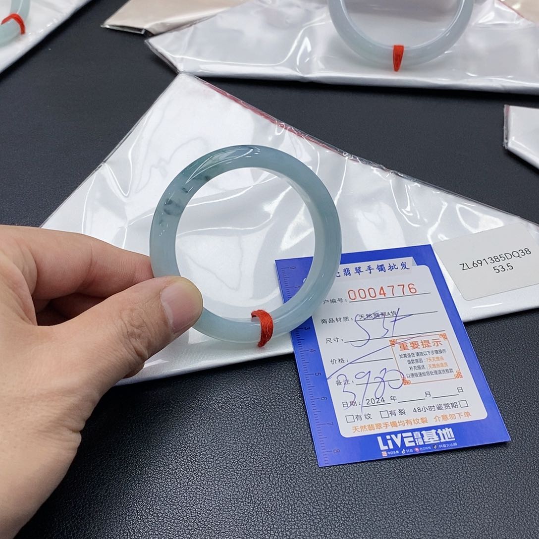 翡翠手镯未镶嵌翡翠手镯