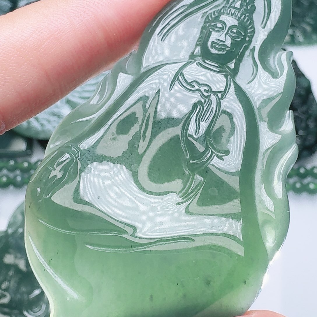 翡翠未镶嵌颈饰多样性发其一