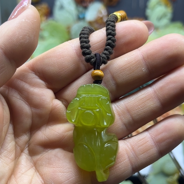 蛇纹石玉未镶嵌颈饰