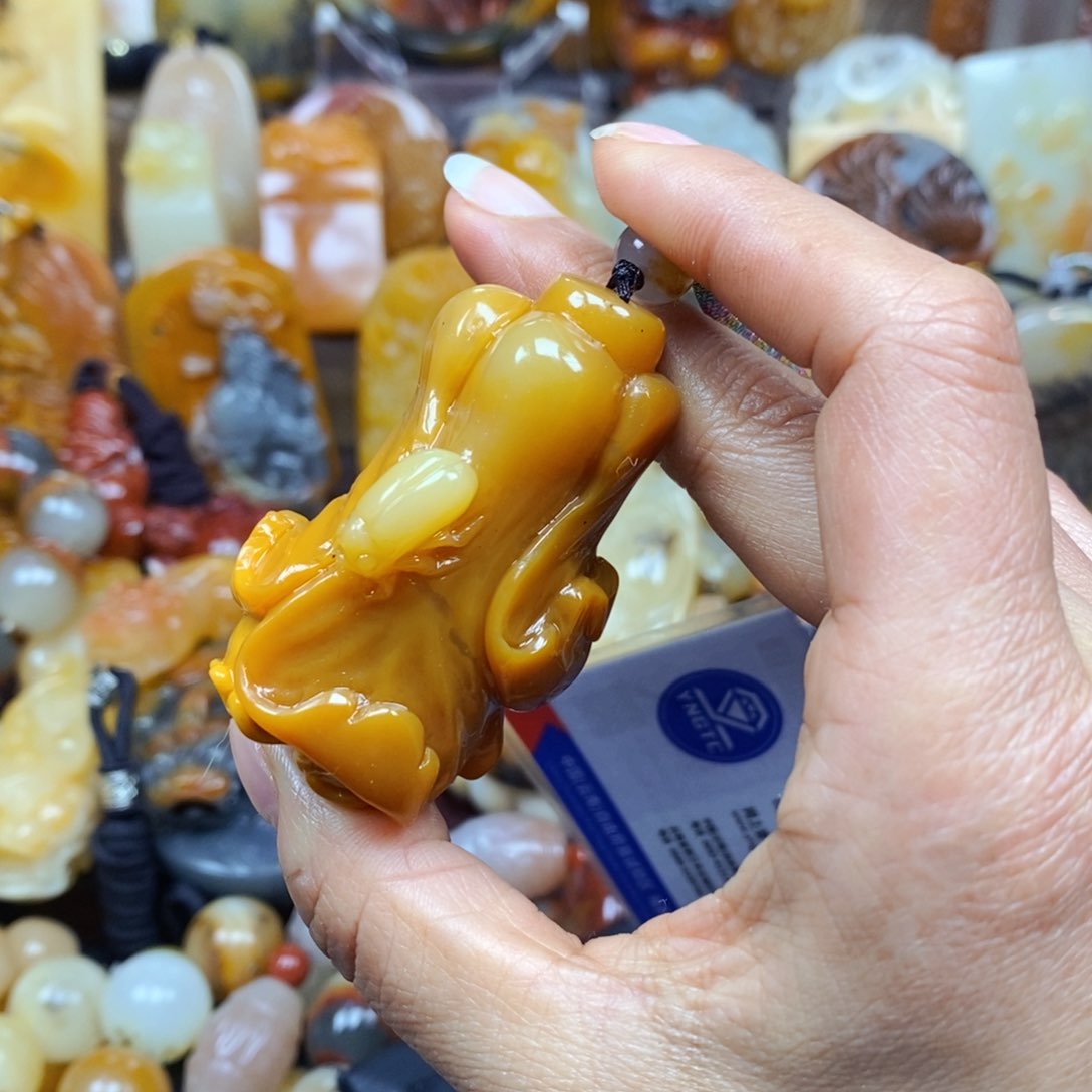 石英质玉（黄龙玉）颈饰未镶嵌