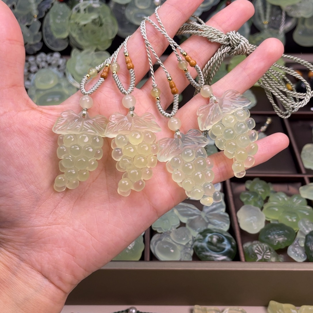 未镶嵌蛇纹石玉颈饰随机发