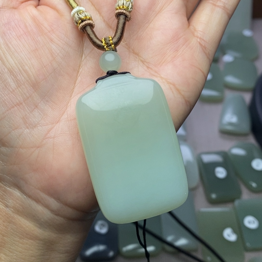 向***往颈饰未镶嵌和田玉