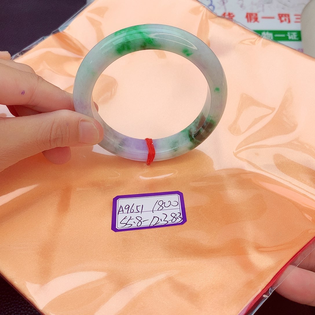 翡翠手镯未镶嵌翡翠