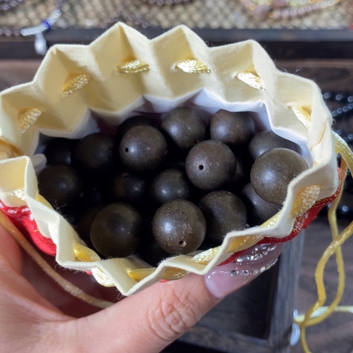 泥塑黑龙涎1.5瑕疵珠香包约50克