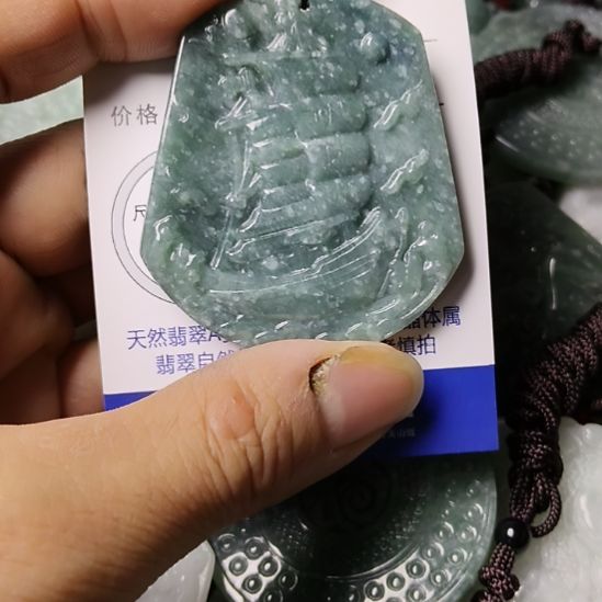 翡翠未镶嵌颈饰挂件