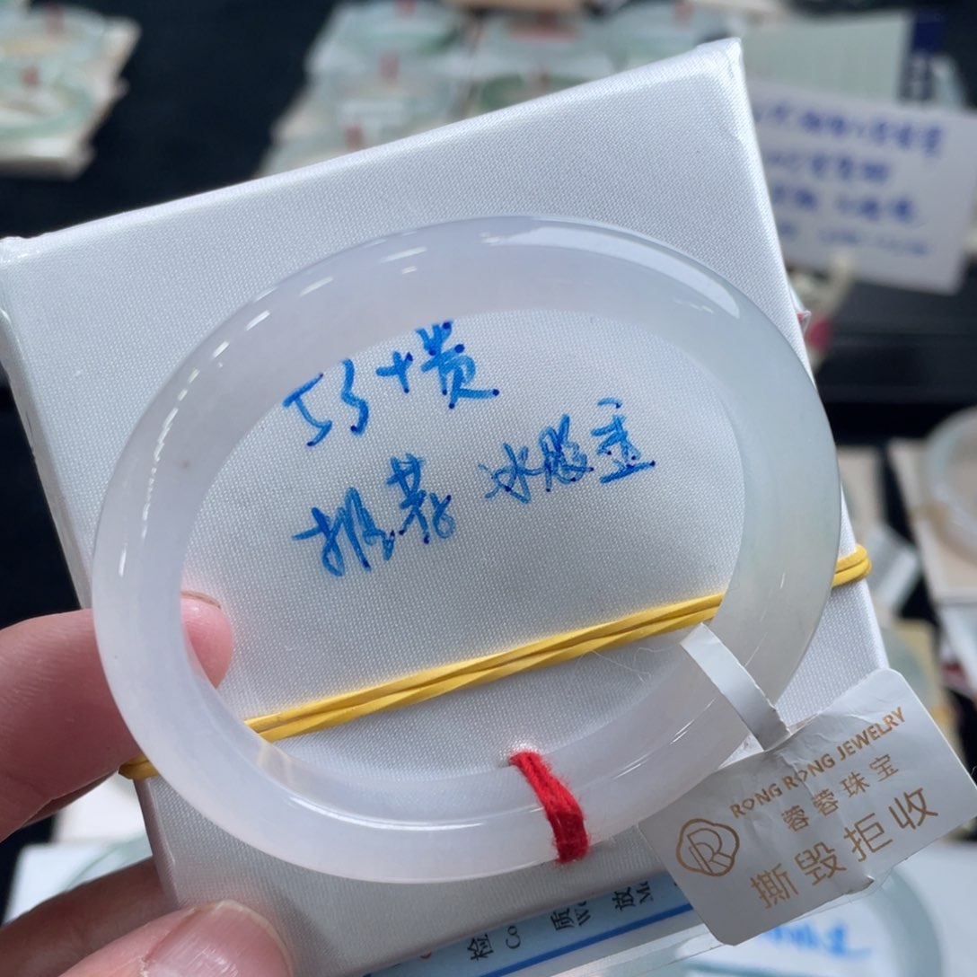 翡翠手镯未镶嵌翡翠手镯