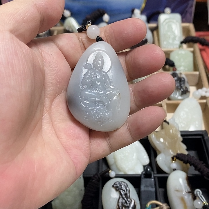 无***了颈饰未镶嵌和田玉