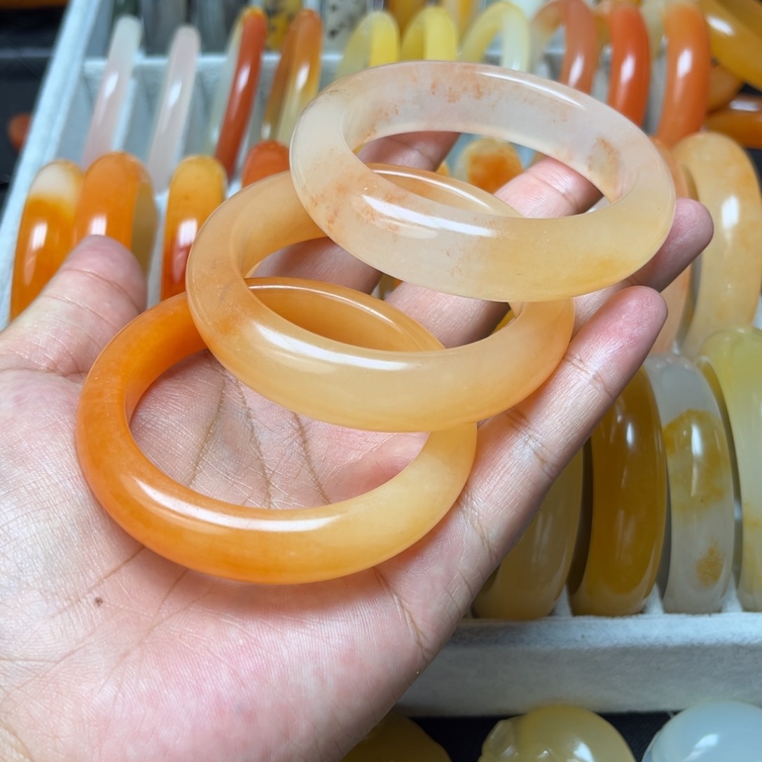 轻***依石英质玉（黄龙玉）未镶嵌手镯