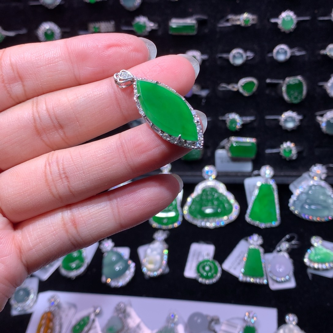 翡翠银S925镶嵌颈饰翡翠