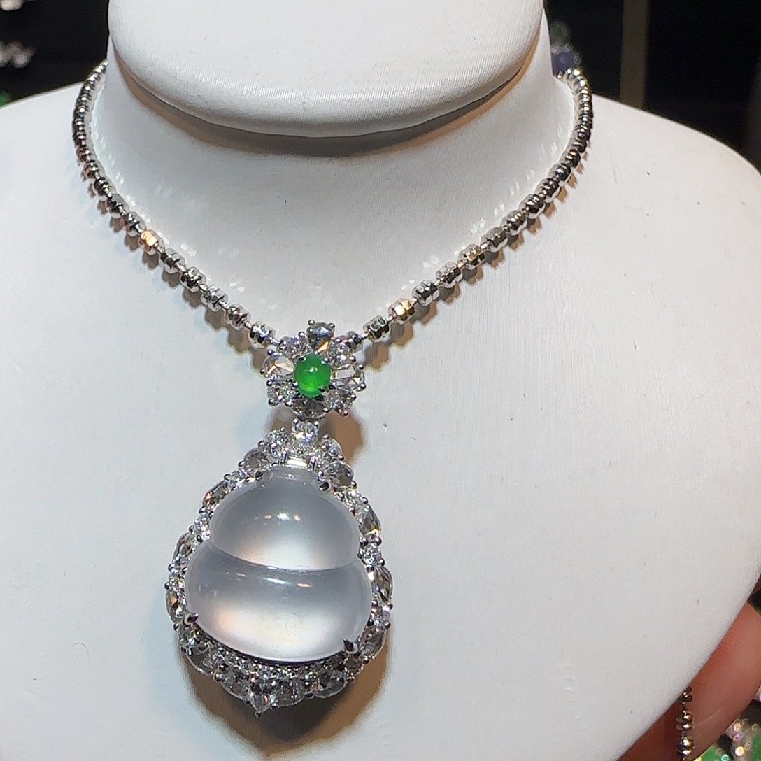 翡翠18K金镶嵌颈饰葫芦