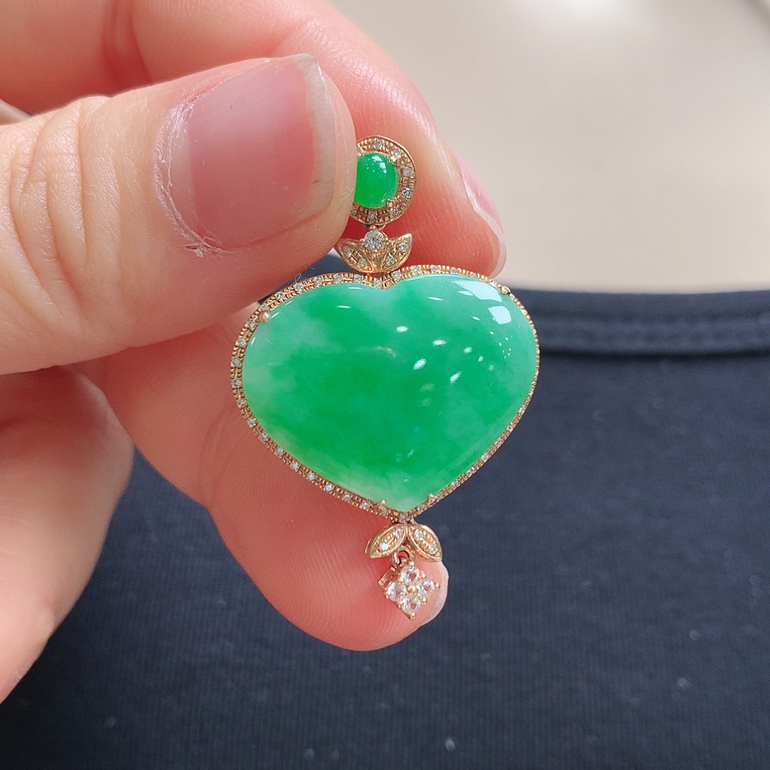 翡翠18K金镶嵌颈饰爱心