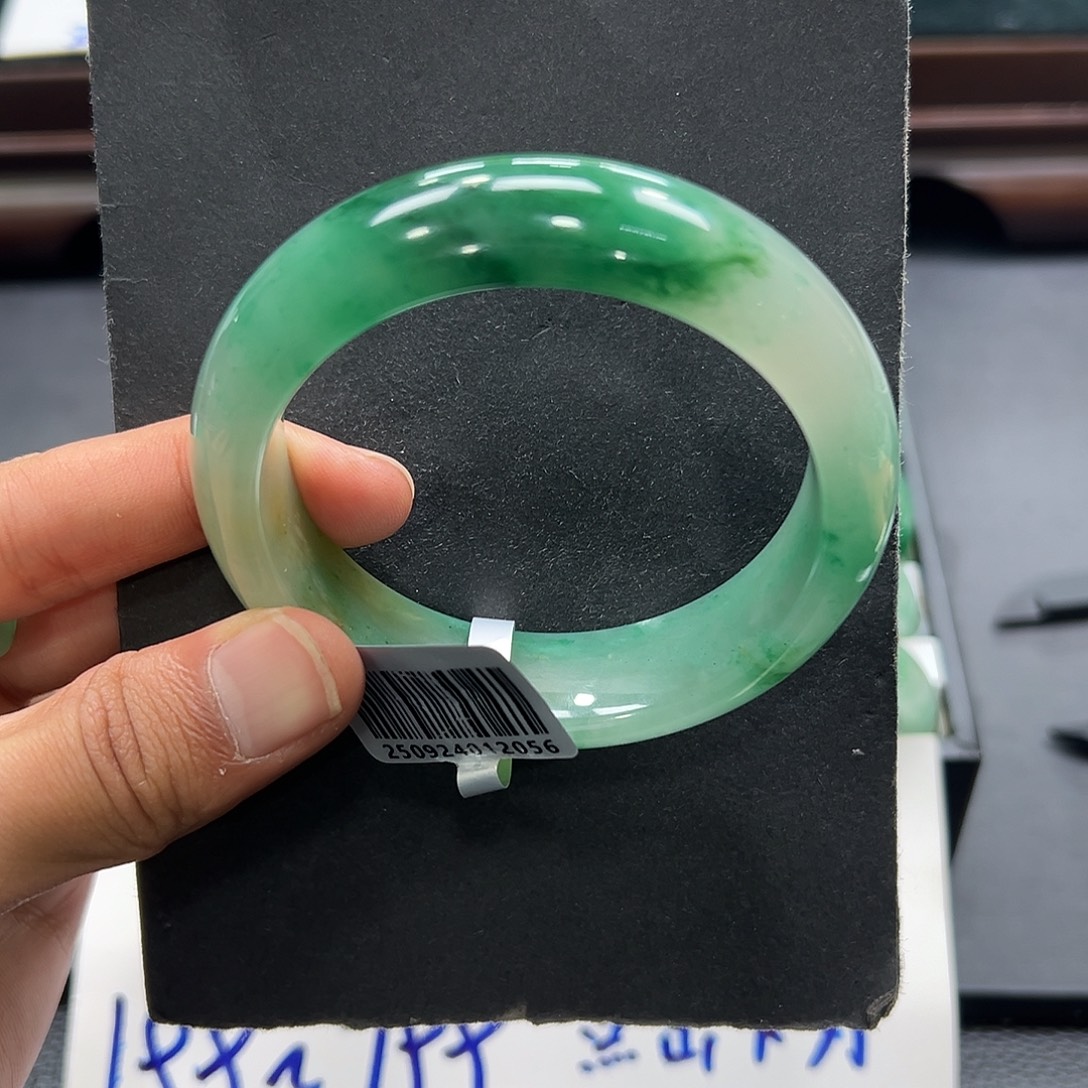 石英质玉（非洲翠）未镶嵌手镯