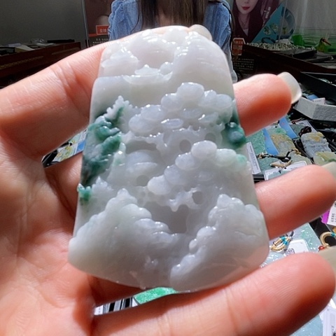 翡翠未镶嵌颈饰一个