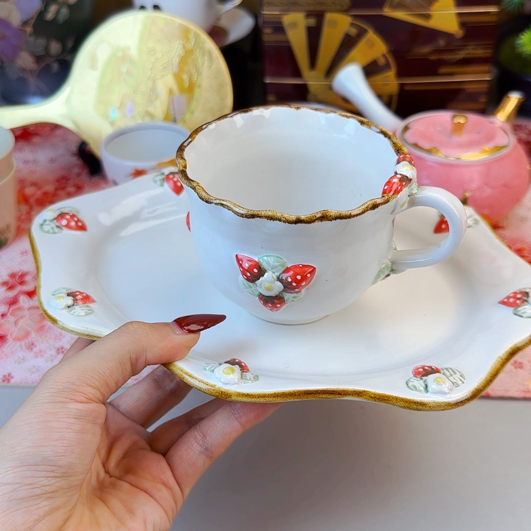 他家茶具瓷器真美！