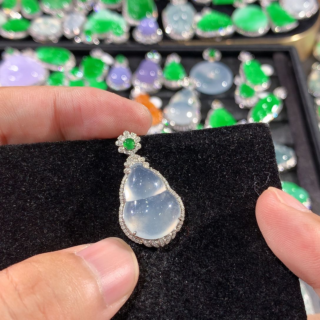 翡翠18K金镶嵌颈饰