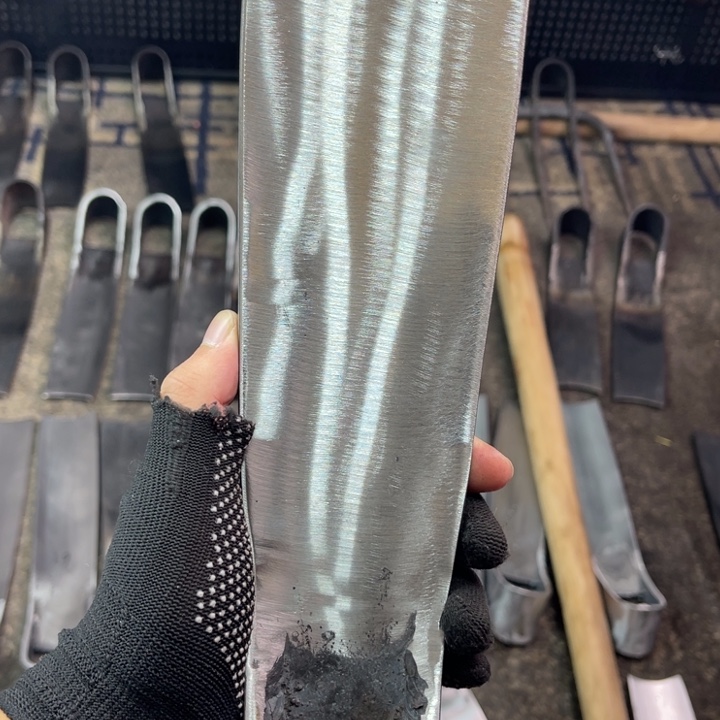 用***己龙泉手工制作工艺锄头