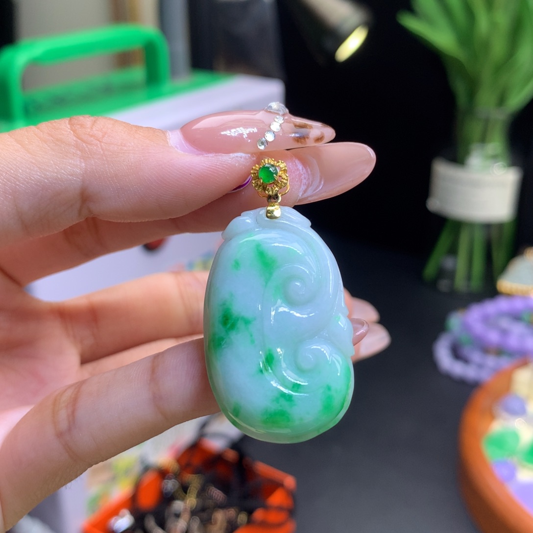 翡翠18K金镶嵌颈饰