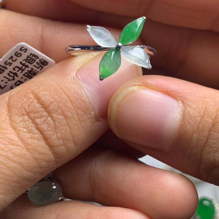 翡翠未镶嵌戒指银托镶嵌，可直接佩戴