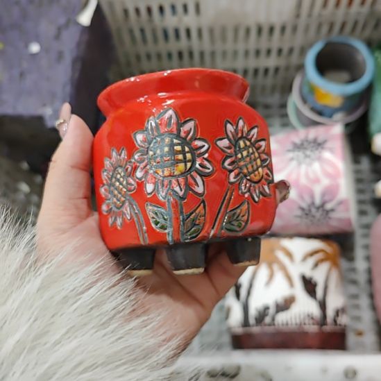 当场凑满15发货，不凑不发，花盆盆口不方不圆有针孔黑点矿点是正常