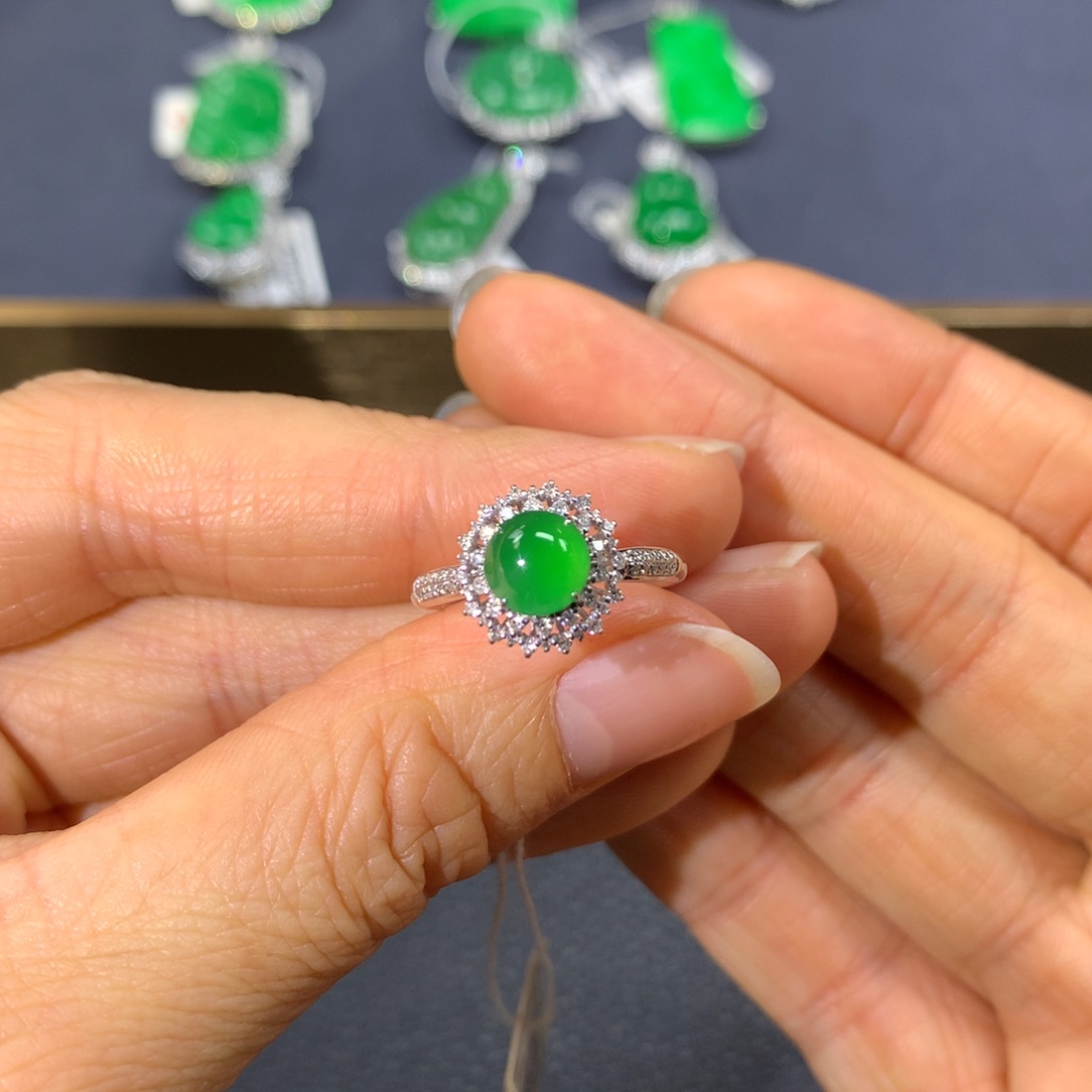 翡翠戒指18K金镶嵌翡翠