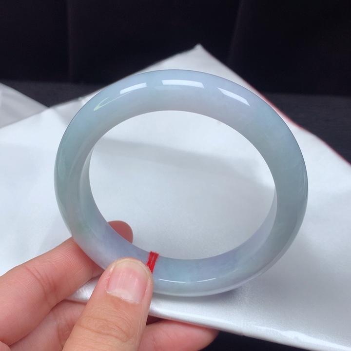 翡翠手镯未镶嵌。