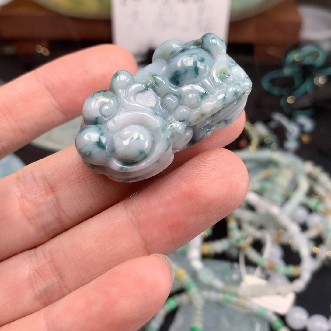 翡翠未镶嵌颈饰福利貔貅