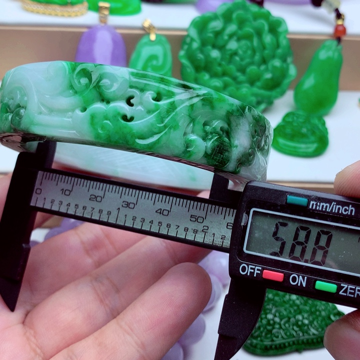 翡翠未镶嵌手镯……