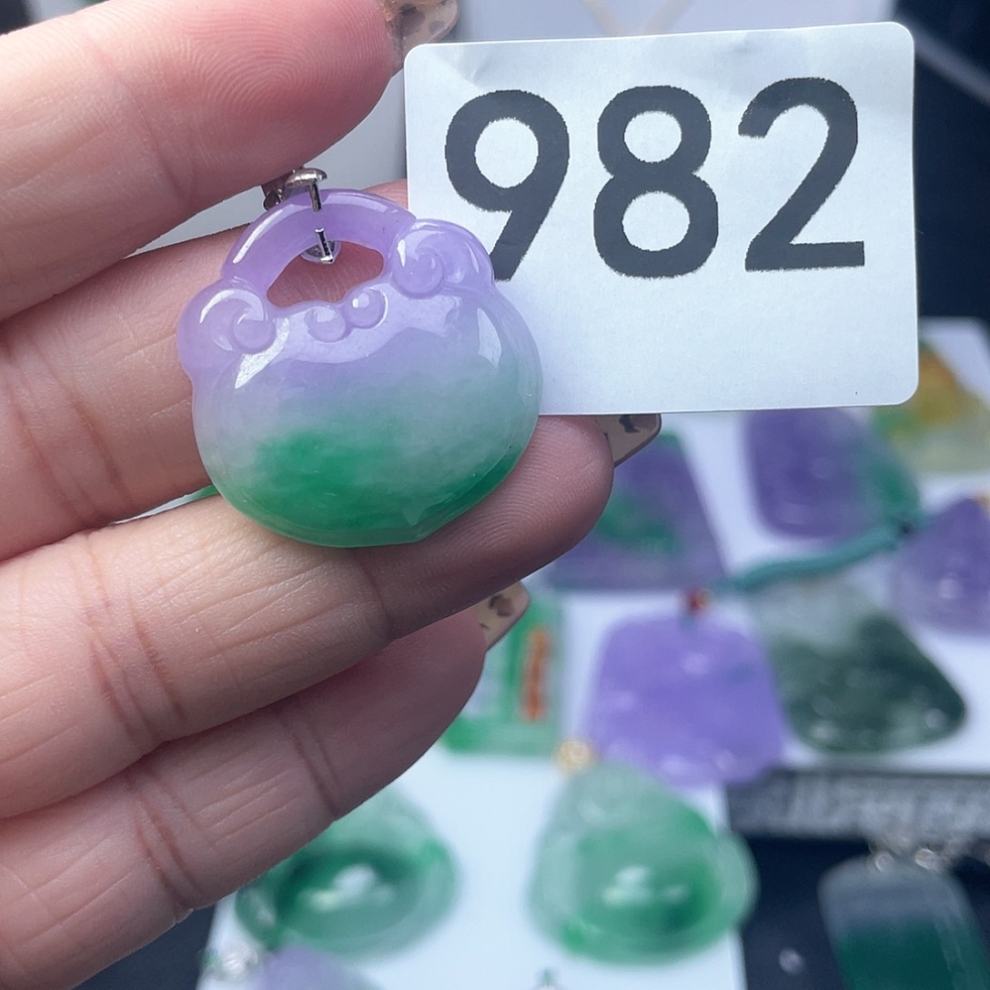 翡翠吊坠(赠链)未镶嵌