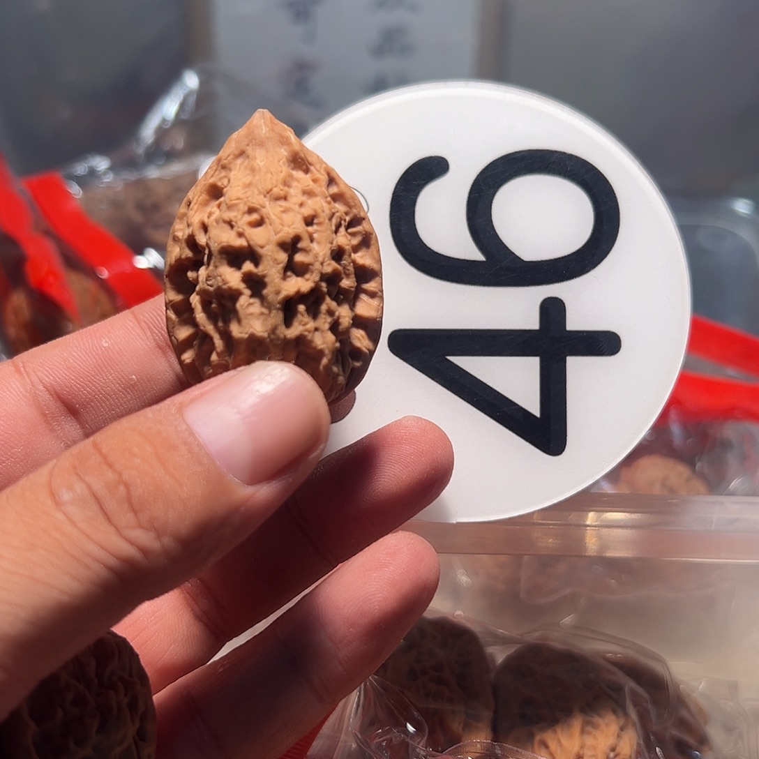 任***。文玩核桃，白色46号