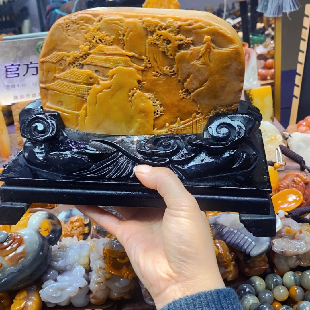 未镶嵌石英质玉（黄龙玉）颈饰