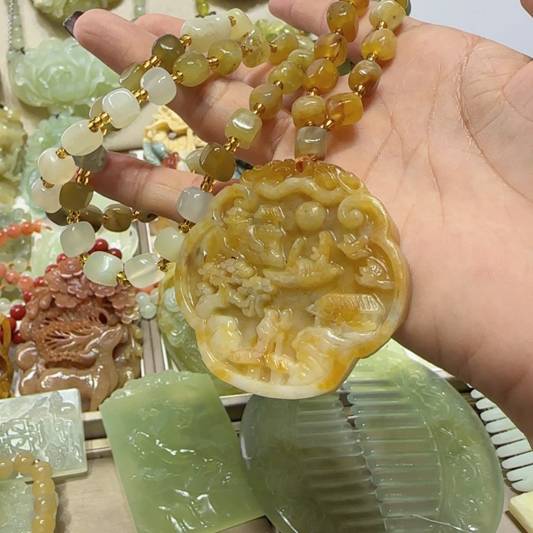 未镶嵌蛇纹石玉吊坠张*猪