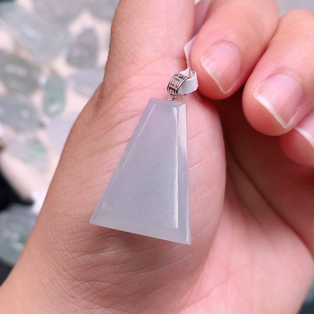 翡翠颈饰18K金镶嵌冰胶无事牌