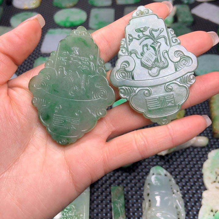 翡翠挂件未镶嵌墨*麟