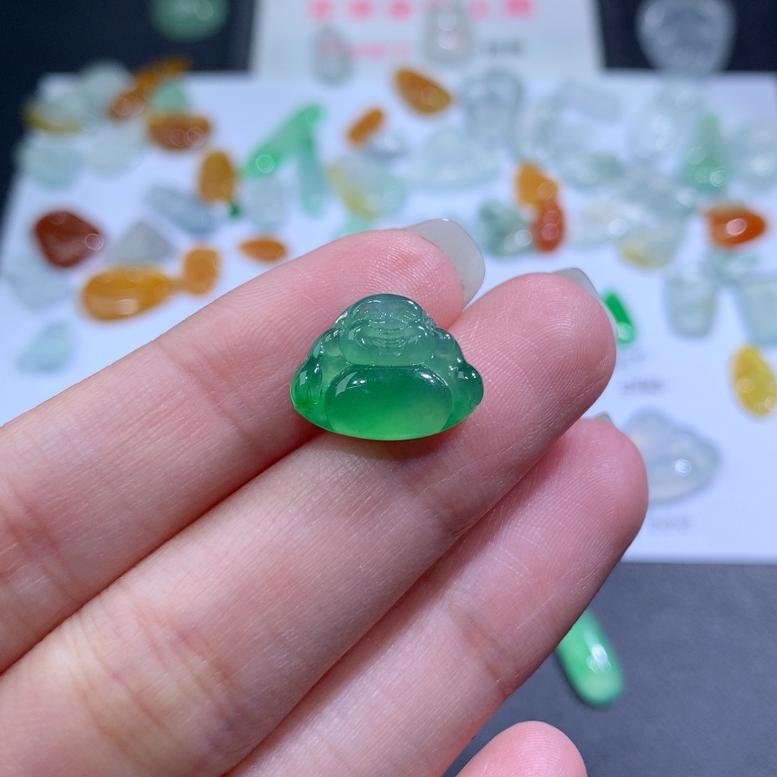 翡翠颈饰未镶嵌11.4 14.8 3.4