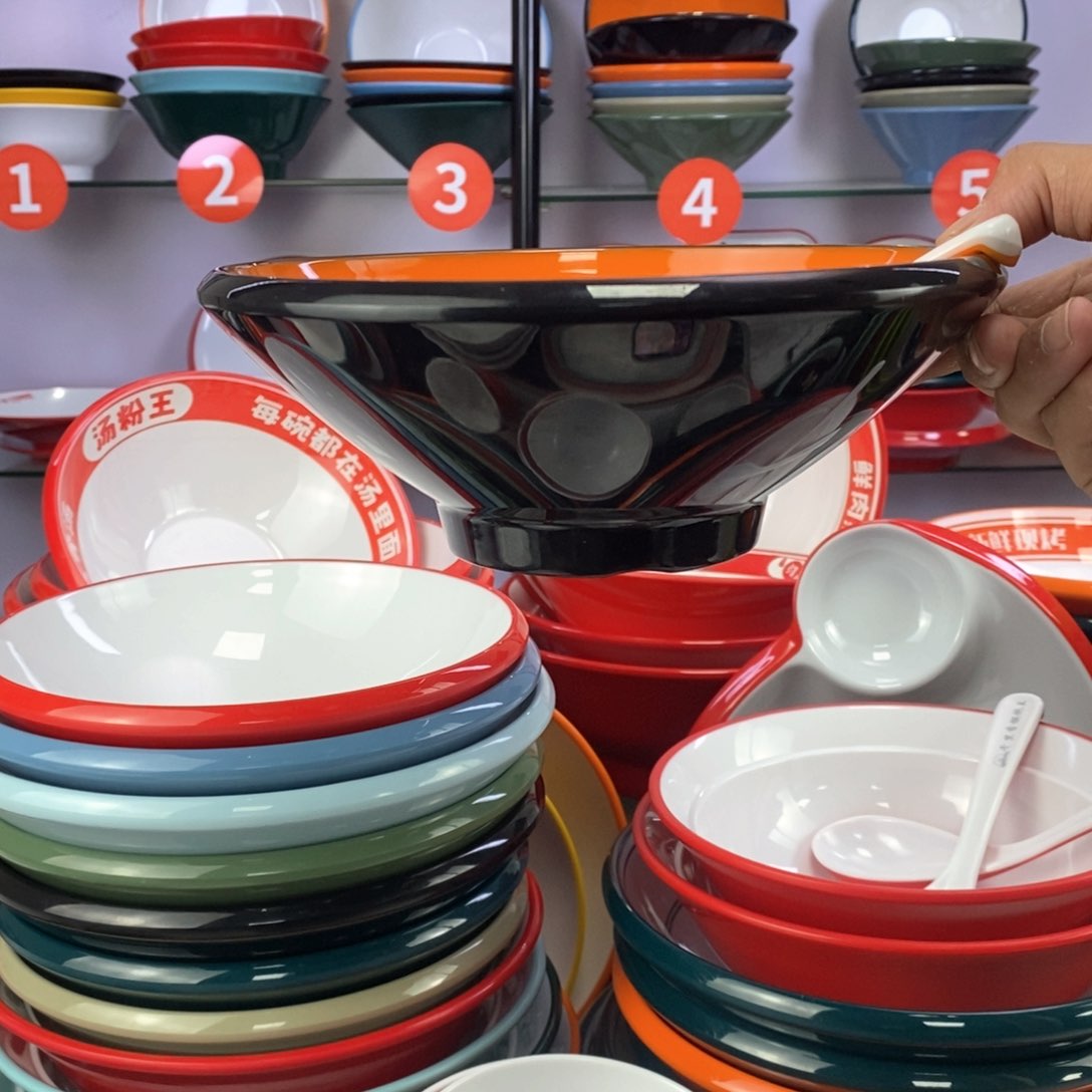 密胺密胺餐具。加厚的斗笠碗