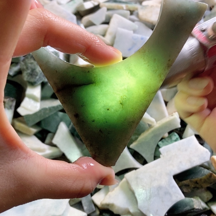 翡翠颈饰未镶嵌天然翡翠