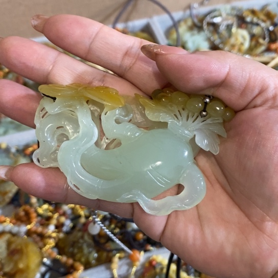 建***军蛇纹石玉未镶嵌颈饰