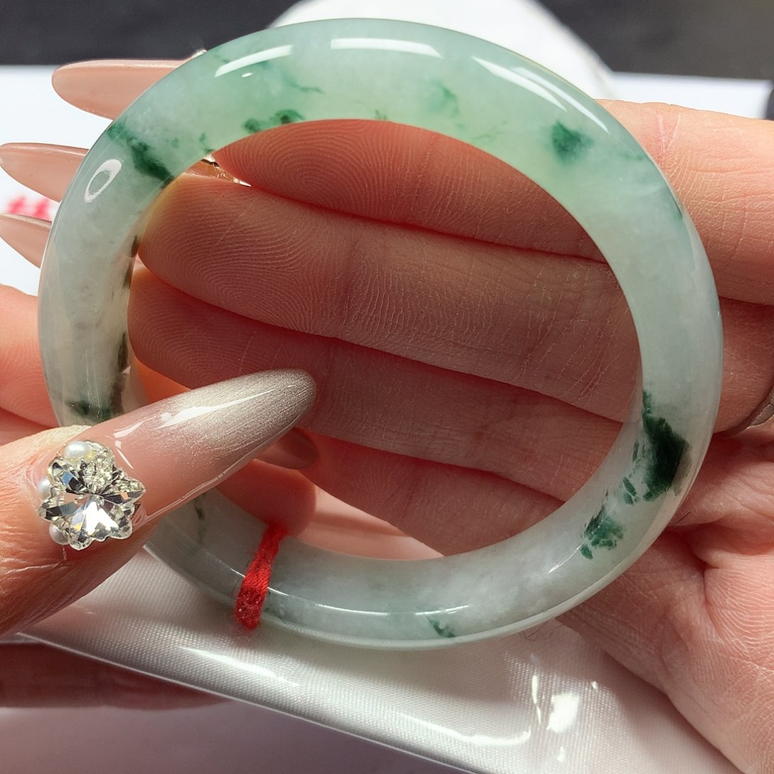 翡翠手镯未镶嵌54圈