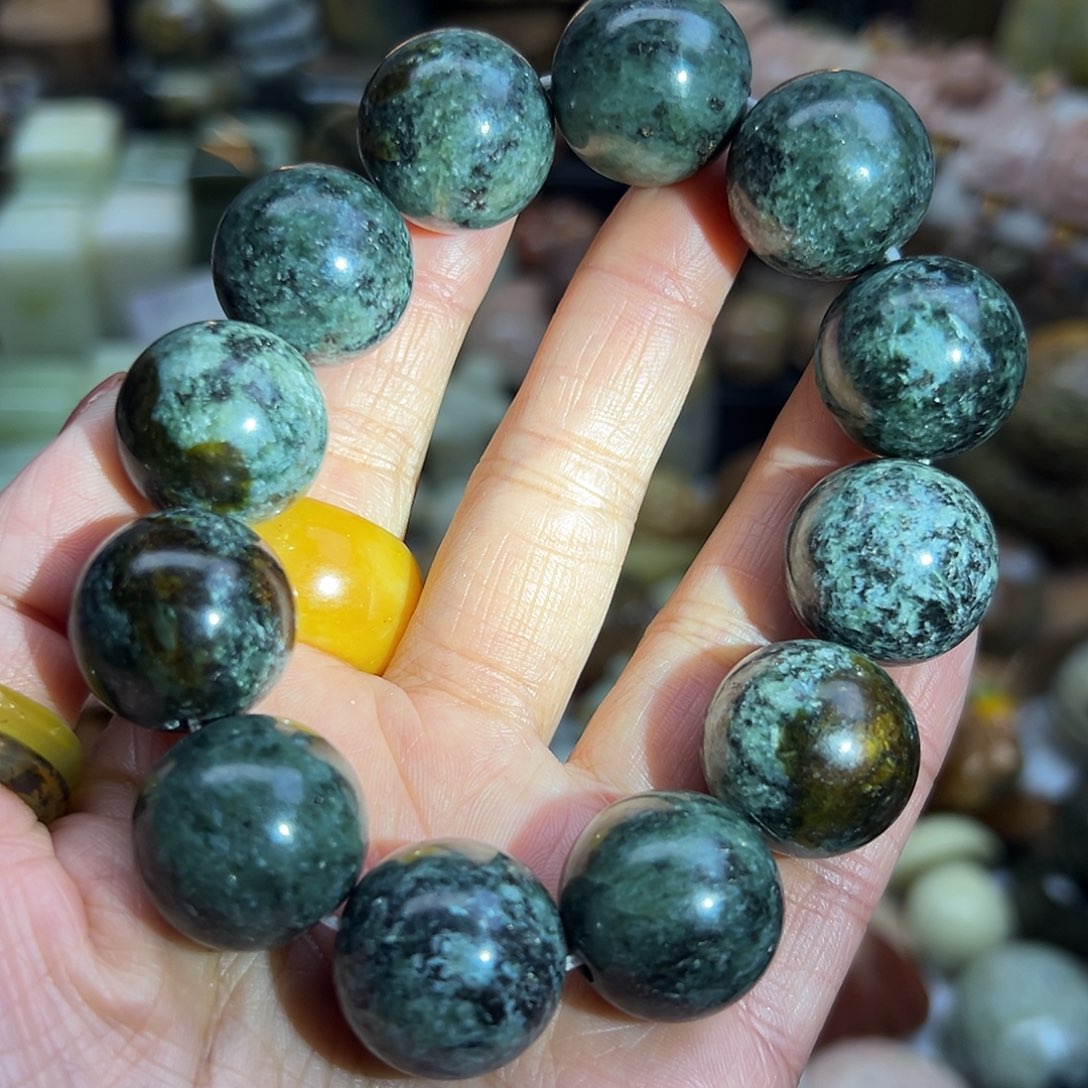 岫岩河磨玉（透闪石质玉）未镶嵌颈饰河磨玉大珠子20有点瑕