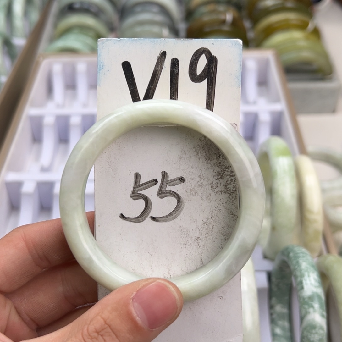 岫玉手镯未镶嵌天然岫玉微瑕，可以正常佩戴