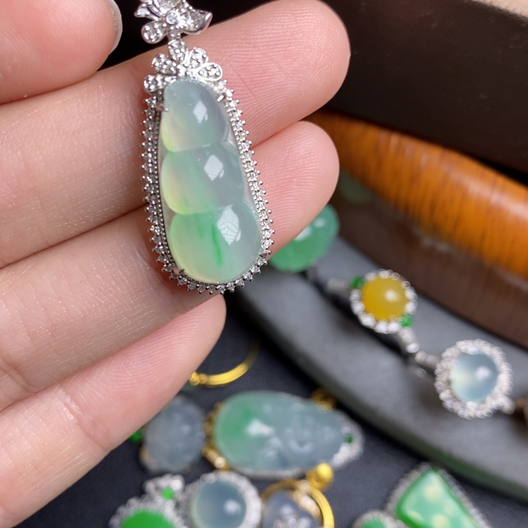 翡翠颈饰18K金镶嵌18Ｋ金豆子吊坠