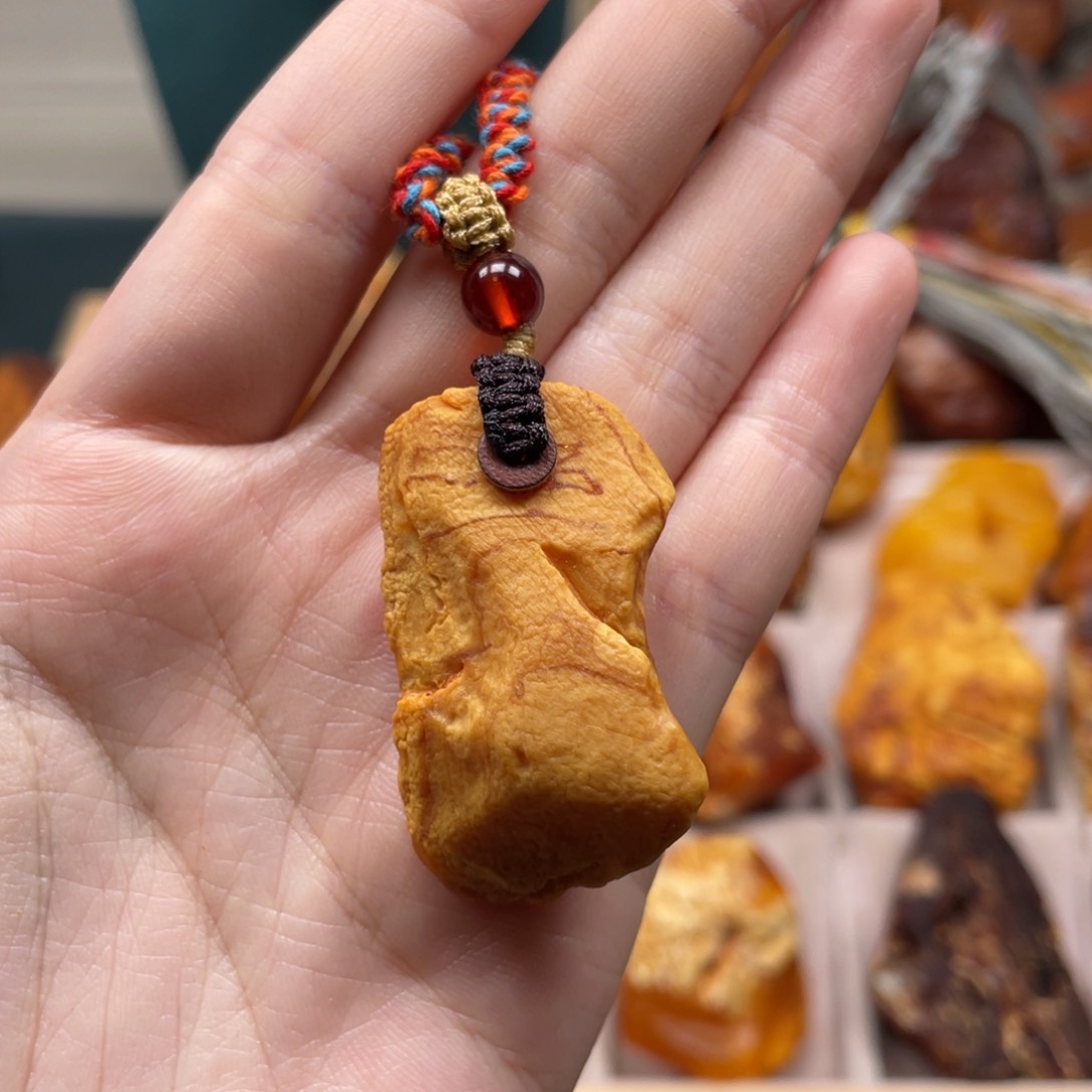 未镶嵌琥珀珠宝奇石