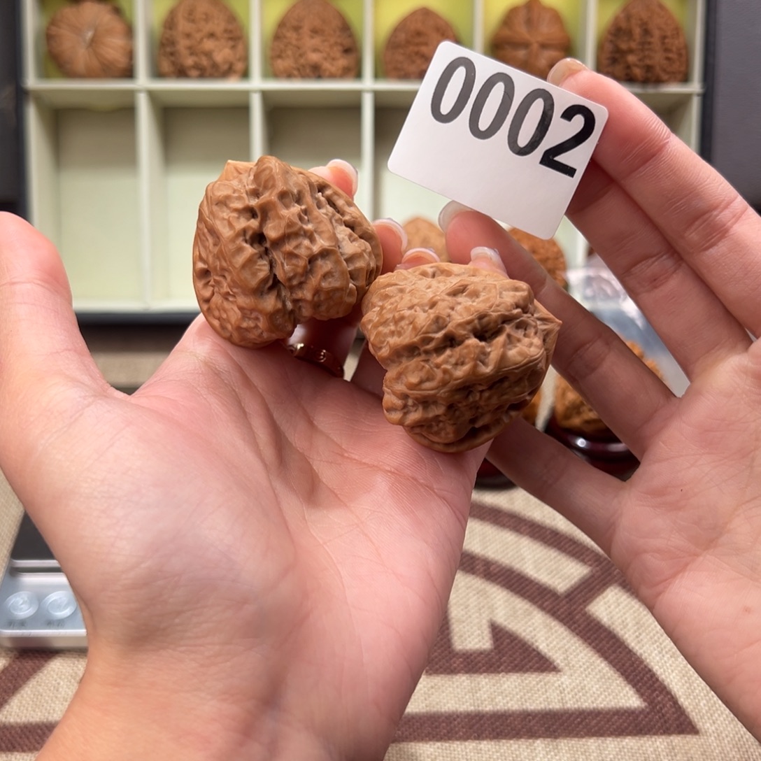 40四开背三角蛙文玩核桃