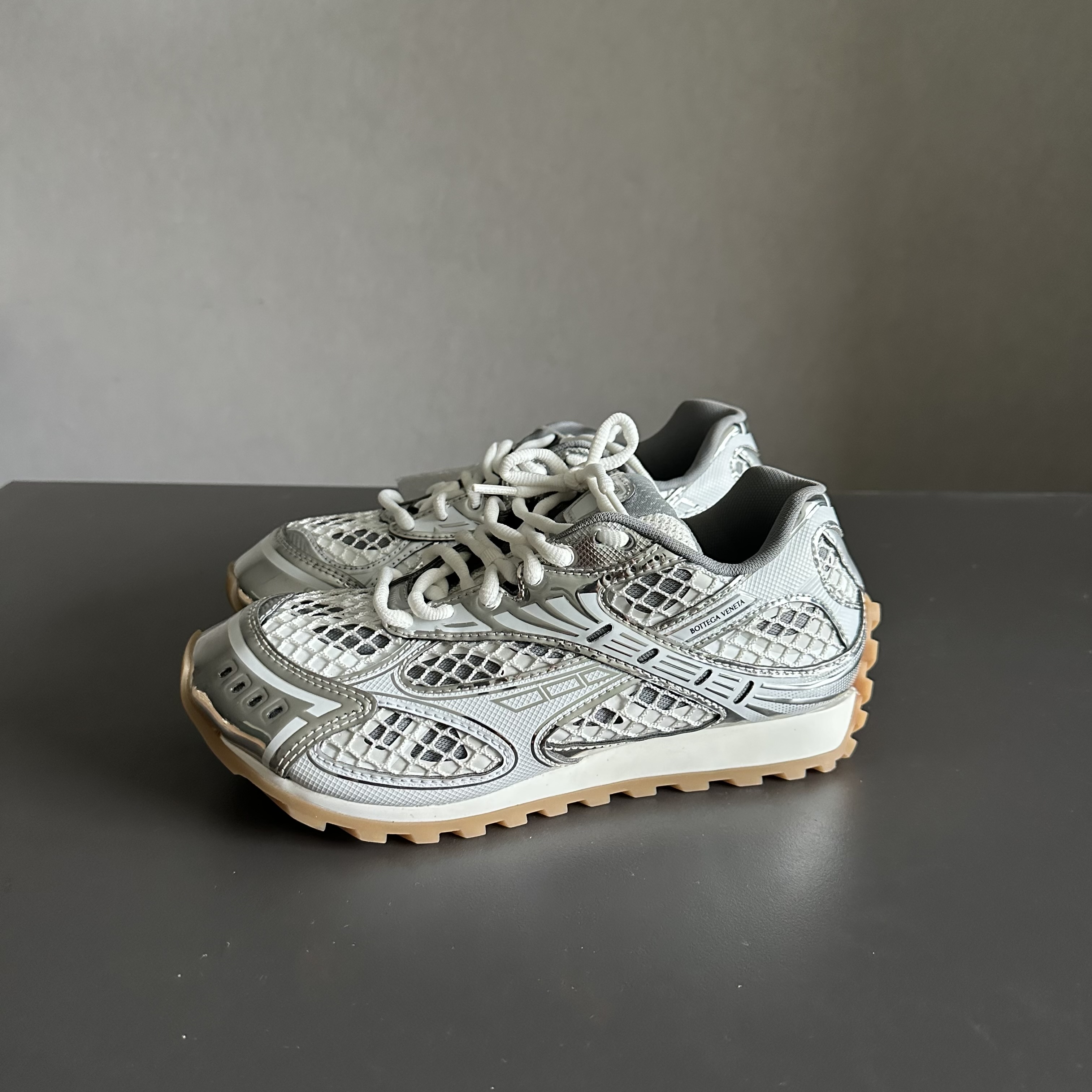 99新 BOTTEGA VENETA/葆蝶家 bv orbit银色运动鞋 99新 37码