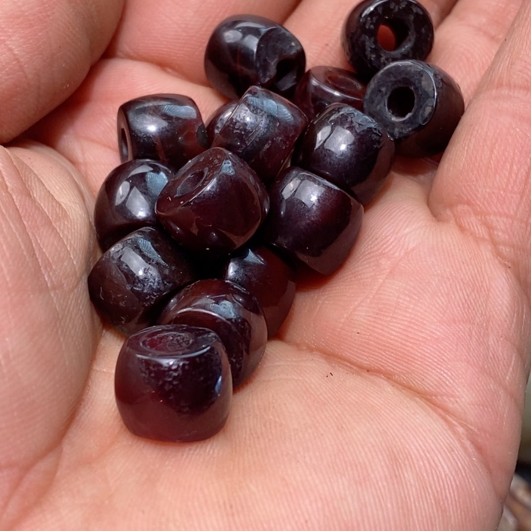 DIY琉璃珠子的颜色是蓝色