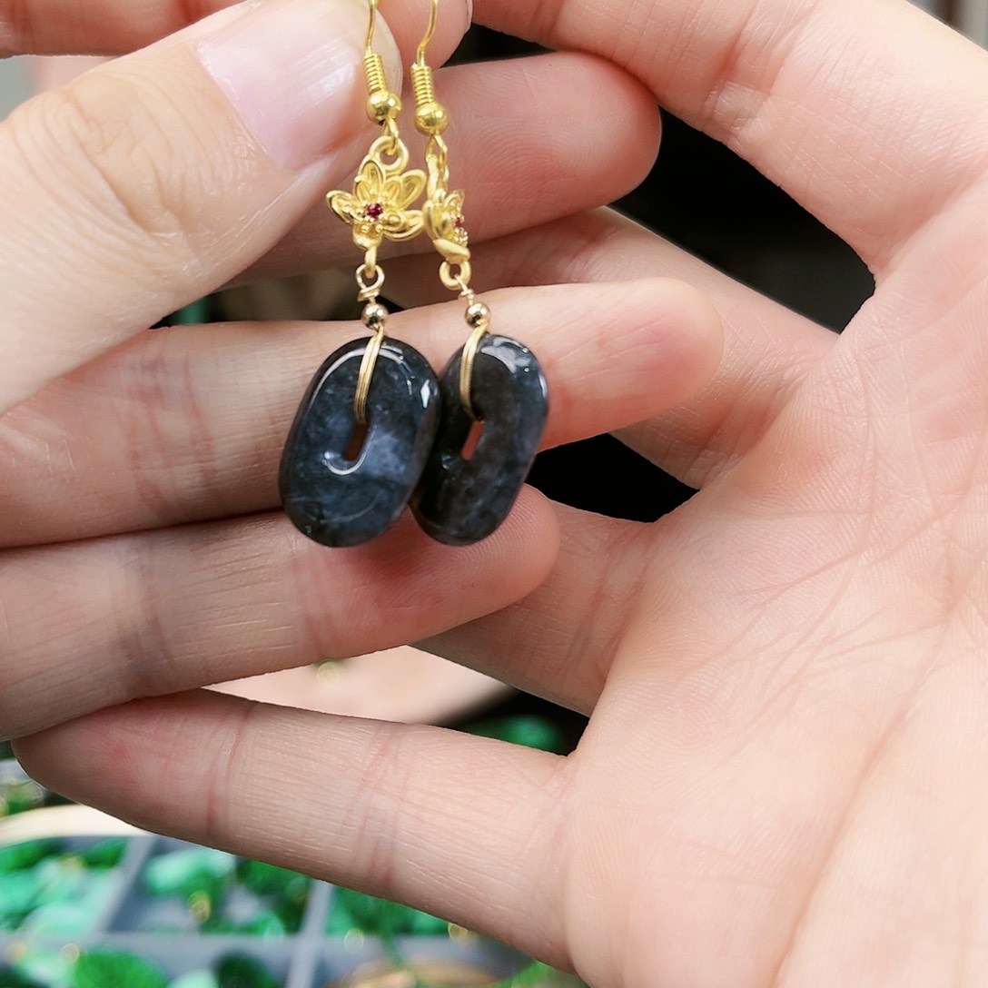 翡翠颈饰未镶嵌耳饰